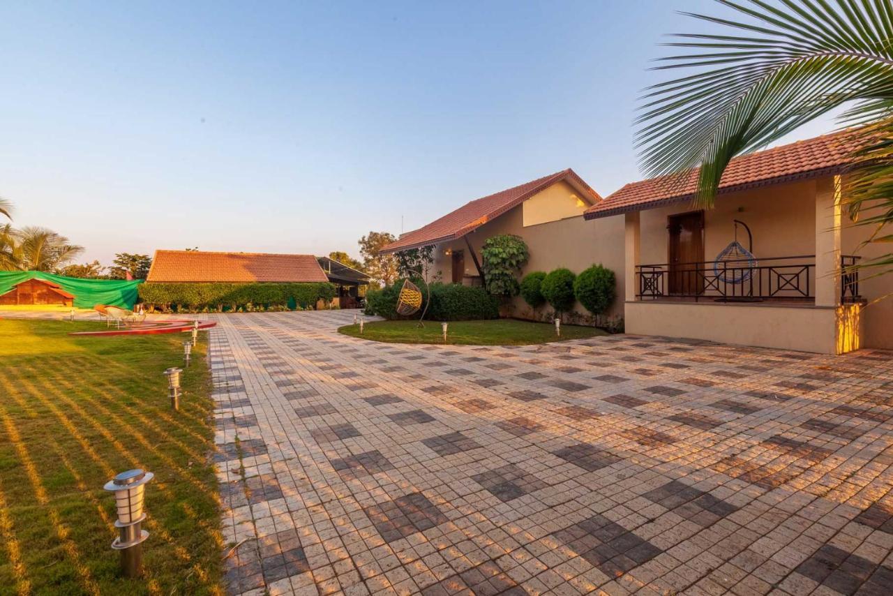 Luna Villa By Stayvista - Lakeside Charm With Terrace, Lush Lawn & Modern Decor Нашик Екстериор снимка